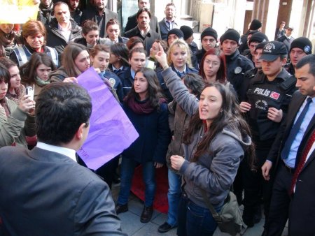 Müdürlüğü basıp eylem yaptılar