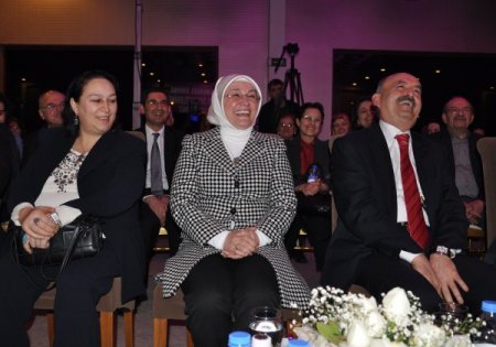 Müezzinoğlu, günün yorgunluğunu 'Helva Sohbetleri’nde attı