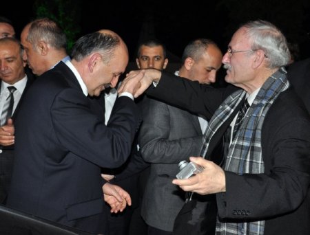 Müezzinoğlu, günün yorgunluğunu 'Helva Sohbetleri’nde attı