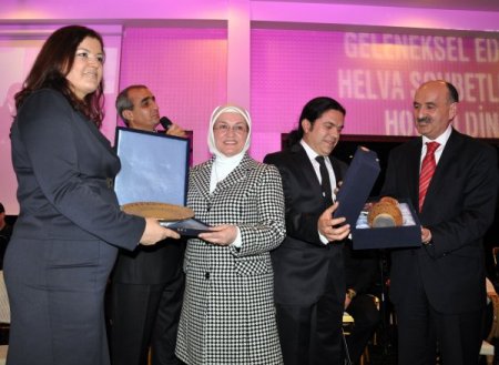 Müezzinoğlu, günün yorgunluğunu 'Helva Sohbetleri’nde attı