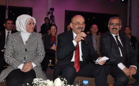 Müezzinoğlu, günün yorgunluğunu 'Helva Sohbetleri’nde attı