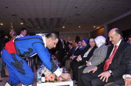 Müezzinoğlu, günün yorgunluğunu 'Helva Sohbetleri’nde attı