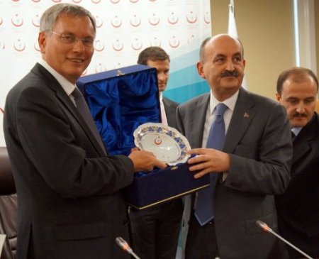 Müezzinoğlu: Herkes kendisine yakışanı yapmak durumunda