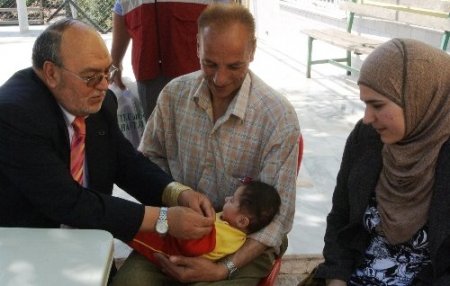 Müftü Çortul, sünnet olan Suriyeli bebeğe kirvelik yaptı