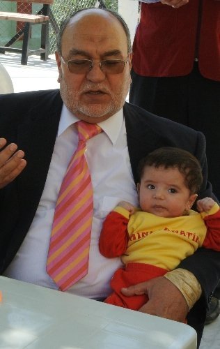 Müftü Çortul, sünnet olan Suriyeli bebeğe kirvelik yaptı