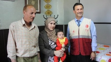 Müftü Çortul, sünnet olan Suriyeli bebeğe kirvelik yaptı