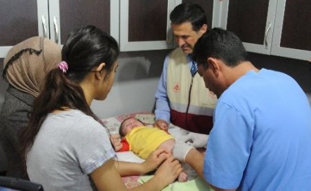 Müftü Çortul, sünnet olan Suriyeli bebeğe kirvelik yaptı