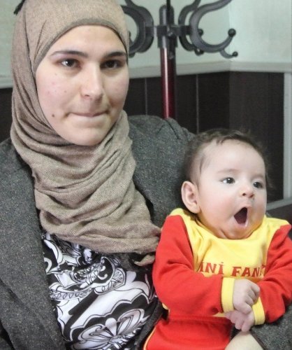 Müftü Çortul, sünnet olan Suriyeli bebeğe kirvelik yaptı