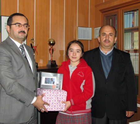 Müftü Sağlam'dan dünya arikatür birincisi öğrenciye tablet bilgisayar