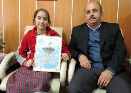 Müftü Sağlam'dan dünya arikatür birincisi öğrenciye tablet bilgisayar