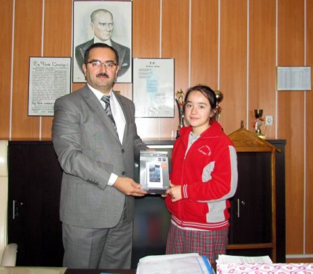 Müftü Sağlam'dan dünya arikatür birincisi öğrenciye tablet bilgisayar