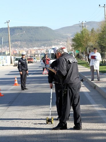 Muğla Belediyesi temizlik işçisine araba çarptı