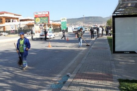 Muğla Belediyesi temizlik işçisine araba çarptı