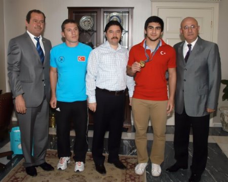 Muğla Valisi Şahin dünya şampiyonunu ödüllendirdi