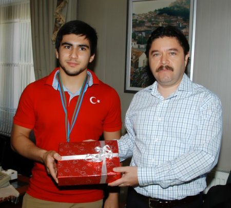 Muğla Valisi Şahin dünya şampiyonunu ödüllendirdi