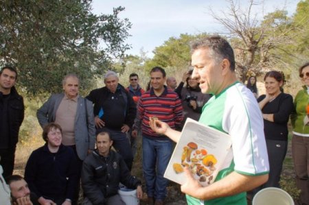 Muğla'da akademisyenler dağda mantar ve çilek aradı