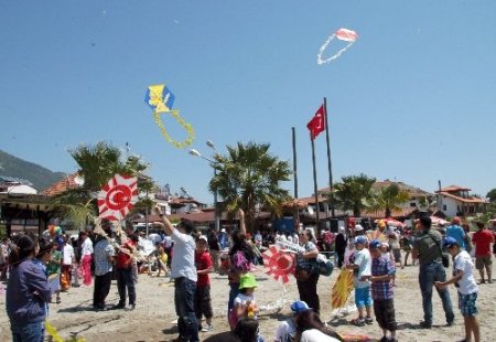 Muğla'da gökyüzü uçurtmalarla renklendi