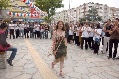 Muğla’da kâğıt ve naylondan yapılan kıyafetler sergilendi