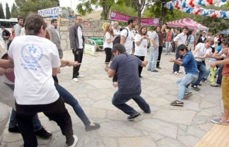 Muğla’da kâğıt ve naylondan yapılan kıyafetler sergilendi