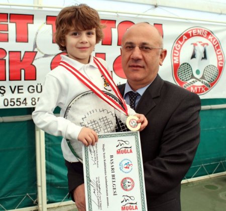 Muğla’da minik eller raket tutuyor