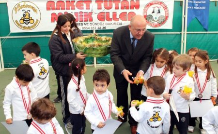 Muğla’da minik eller raket tutuyor