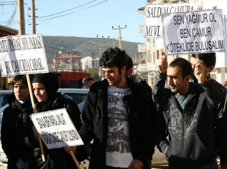 Muğla’da Öğrenciler, Yağmurda Bozulan Yolları Protesto Etti