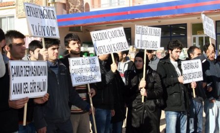 Muğla’da Öğrenciler, Yağmurda Bozulan Yolları Protesto Etti