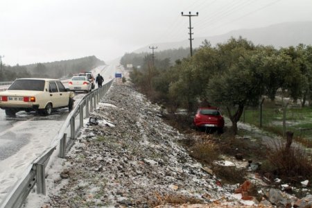 Muğla'da sağanak yağmur günlük hayatı olumsuz etkiliyor