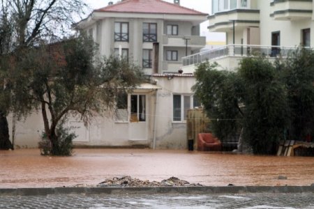Muğla'da sağanak yağmur günlük hayatı olumsuz etkiliyor