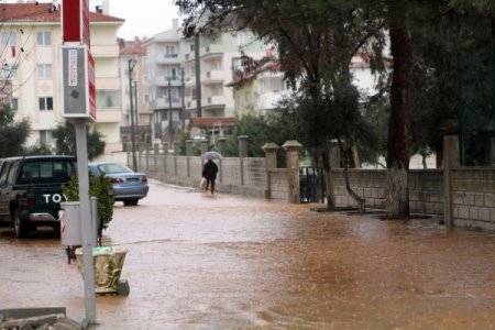 Muğla'da sağanak yağmur günlük hayatı olumsuz etkiliyor