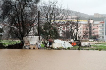 Muğla'da sağanak yağmur günlük hayatı olumsuz etkiliyor