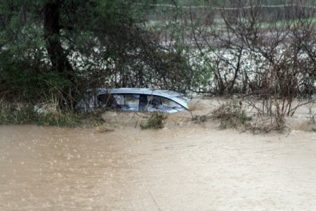 Muğla'da sağanak yağmur günlük hayatı olumsuz etkiliyor