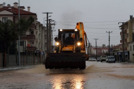 Muğla'da sağanak yağmur günlük hayatı olumsuz etkiliyor