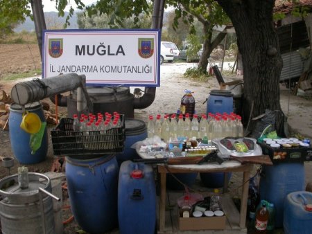 Muğla'da sahte içki ve ilaç operasyonu