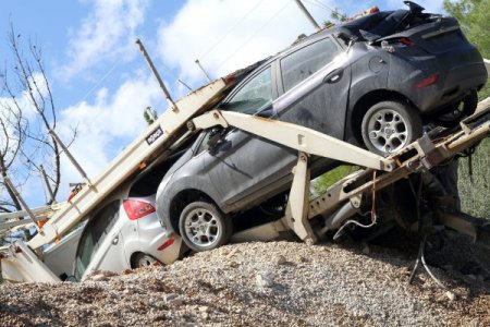 Muğla’da sıfır araç yüklü TIR uçtu