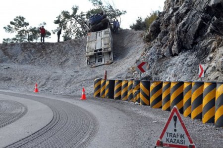 Muğla’da sıfır araç yüklü TIR uçtu