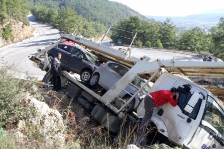 Muğla’da sıfır araç yüklü TIR uçtu