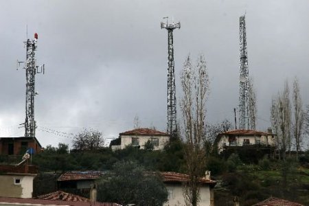 Muğla'nın Çamlıbel Beldesi Halkı Baz İstasyonundan Kanser Olduklarını Söylüyor