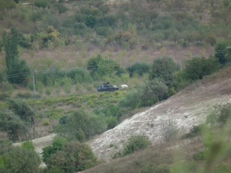 Muhalifler zaferlerini gazetecilere el sallayarak ilan etti