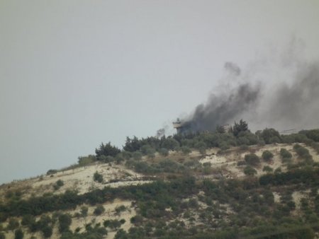 Muhalifler zaferlerini gazetecilere el sallayarak ilan etti