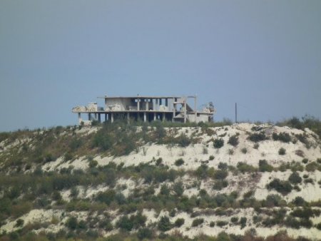 Muhalifler zaferlerini gazetecilere el sallayarak ilan etti