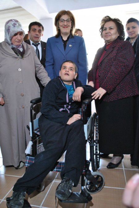 Muhammed, polis eşlerinin aldığı tekerlekli sandalye artık sokağa çıkabilecek