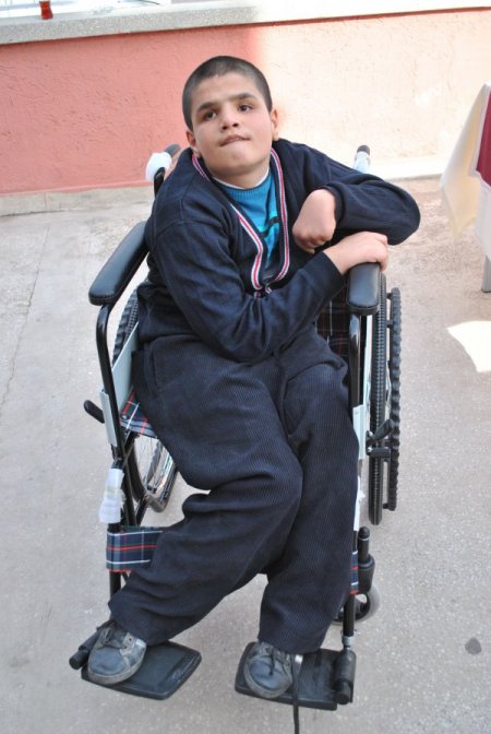 Muhammed, polis eşlerinin aldığı tekerlekli sandalye artık sokağa çıkabilecek