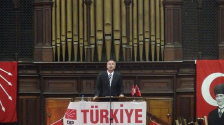 Muharrem İnce, Londra'da şapelden AK Parti'ye yüklendi