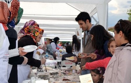 Muhtaç öğrenciler yararına açılan kermese yoğun ilgi