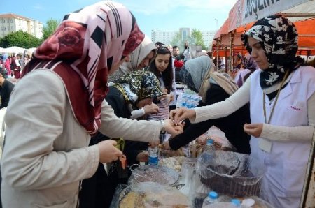 Muhtaç öğrenciler yararına açılan kermese yoğun ilgi