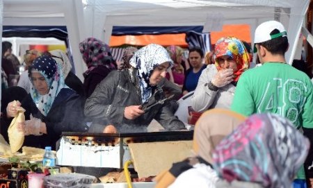 Muhtaç öğrenciler yararına açılan kermese yoğun ilgi