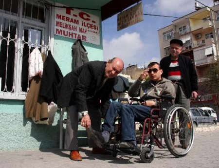 Muhtar, Gelen Elbise, Ev Eşyası Ve Gıda Maddelerini Muhtaç Ailelere Dağıtıyor