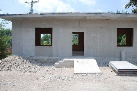 Muhtar Köyündeki Okulun Kapanmaması İçin Derslik Yaptırıyor