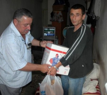 Muhtar Sırtında Taşıdığı Yardımları Yoksulların Evine Kadar Ulaştırıyor